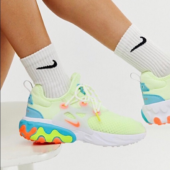 react presto psychedelic lava on feet